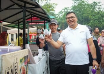 Bupati dr H Asri Ludin Tambunan saat memperkenalkan kawasan Simpang Kayu Besar, Kecamatan Tanjung Morawa, sebagai spot kuliner baru di Deli Serdang, Sabtu (28/3/2026). (DS)