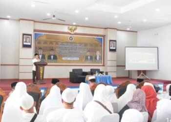 Bupati dr Asri Ludin Tambunan diwakili Staf Ahli Bidang Kemasyarakatan dan SDM, dr Hanip Fahri MM MKed (KJ) SpKJ saat membuka Manasik Haji Integrasi Tahun 1447 H/2026 M yang diselenggarakan Kantor Kementerian Haji dan Umrah. (DS)