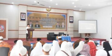 Bupati dr Asri Ludin Tambunan diwakili Staf Ahli Bidang Kemasyarakatan dan SDM, dr Hanip Fahri MM MKed (KJ) SpKJ saat membuka Manasik Haji Integrasi Tahun 1447 H/2026 M yang diselenggarakan Kantor Kementerian Haji dan Umrah. (DS)