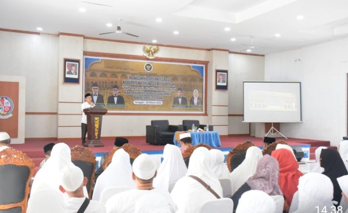 Bupati dr Asri Ludin Tambunan diwakili Staf Ahli Bidang Kemasyarakatan dan SDM, dr Hanip Fahri MM MKed (KJ) SpKJ saat membuka Manasik Haji Integrasi Tahun 1447 H/2026 M yang diselenggarakan Kantor Kementerian Haji dan Umrah. (DS)