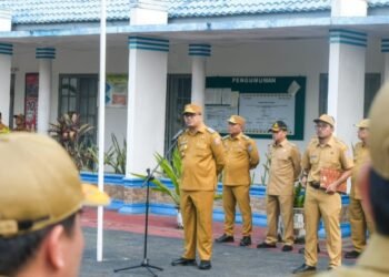 Bupati Deli Serdang, dr H Asri Ludin Tambunan, memimpin apel pagi di lingkungan Dinas Sumber Daya Air, Bina Marga dan Bina Konstruksi (SDABMBK) Kabupaten Deli Serdang, Senin (30/3/2026). (Kominfo)