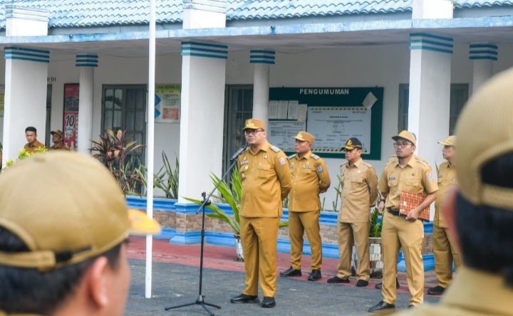 Bupati Deli Serdang, dr H Asri Ludin Tambunan, memimpin apel pagi di lingkungan Dinas Sumber Daya Air, Bina Marga dan Bina Konstruksi (SDABMBK) Kabupaten Deli Serdang, Senin (30/3/2026). (Kominfo)