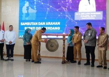 Bupati Deli Serdang dr H Asri Ludin Tambunan memukul gong saat membuka Musyawarah Perencanaan Pembangunan (Musrenbang) RKPD 2027 di aula Cendana Lantai II Kantor Bupati Deli Serdang, Senin (30/3/2026), (Daniel Ginting)