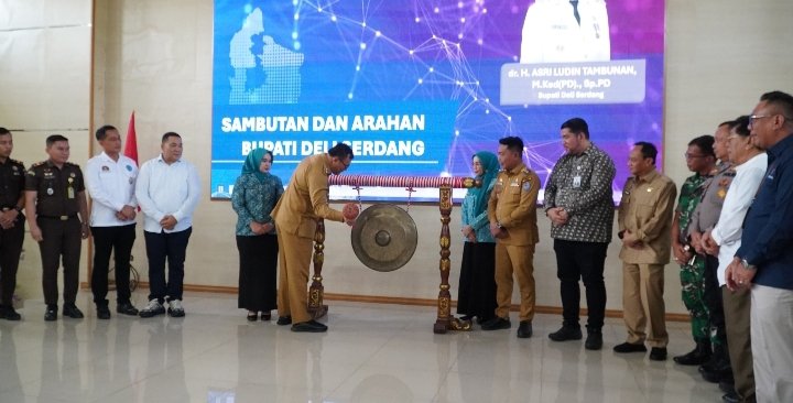 Bupati Deli Serdang dr H Asri Ludin Tambunan memukul gong saat membuka Musyawarah Perencanaan Pembangunan (Musrenbang) RKPD 2027 di aula Cendana Lantai II Kantor Bupati Deli Serdang, Senin (30/3/2026), (Daniel Ginting)
