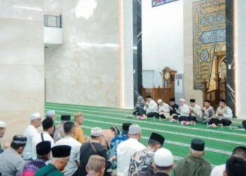 Para Calhaj yang ikut Manasik Akbar mendapat arahan sebelum diberangkatkan menuju Asrama Haji Medan. (IST)