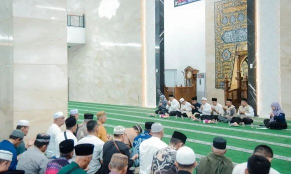 Para Calhaj yang ikut Manasik Akbar mendapat arahan sebelum diberangkatkan menuju Asrama Haji Medan. (IST)
