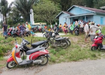 Ratusan warga berkumpul setelah selesai gotongroyong. (Ist)