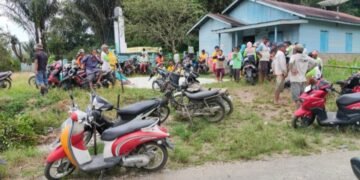 Ratusan warga berkumpul setelah selesai gotongroyong. (Ist)