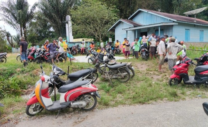 Ratusan warga berkumpul setelah selesai gotongroyong. (Ist)