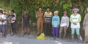Camat Uluan Juni Hanmas Butarbutar didampingi Lion Manurung Kepala Desa Partoruan Janjimatogu foto bersama dengan para petani saat berburu tikus di Janjimatogu. (IST)