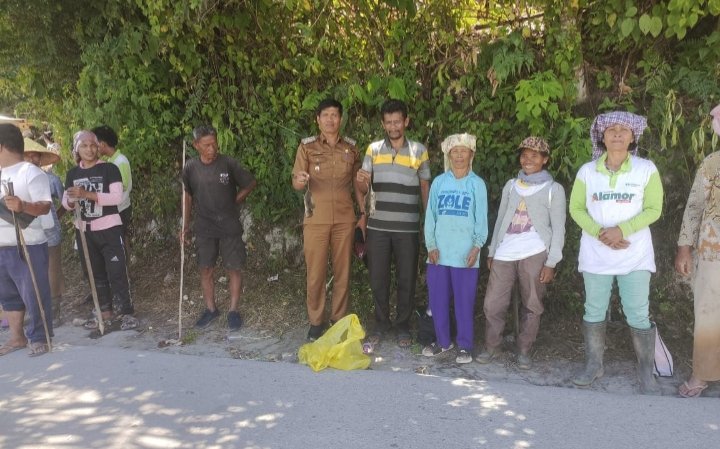 Camat Uluan Juni Hanmas Butarbutar didampingi Lion Manurung Kepala Desa Partoruan Janjimatogu foto bersama dengan para petani saat berburu tikus di Janjimatogu. (IST)