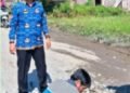 Camat Uluan Juni Hanmas Butarbutar sedang mengawasi perbaikan jalan. (IST)