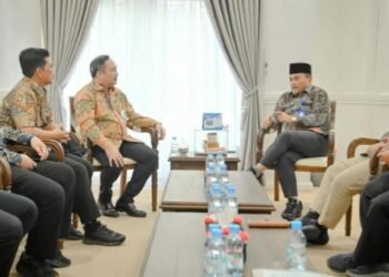 Wali Kota Padangsidimpuan Letnan Dalimunthe saat menerima kunjungan Kepala BPJS ketenagakerjaan Padangsidimpuan. (IST)