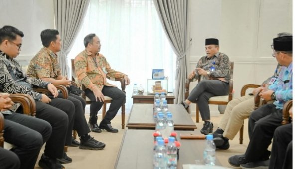 Wali Kota Padangsidimpuan Letnan Dalimunthe saat menerima kunjungan Kepala BPJS ketenagakerjaan Padangsidimpuan. (IST)