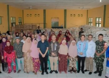 Sekda Kota Padangsidimpuan Rahmat Marzuki Nasution foto bersama dengan masyarakat Kecamatan Angkola Julu penerima bantuan. (IST)