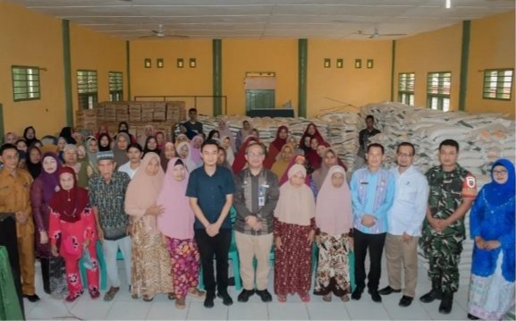 Sekda Kota Padangsidimpuan Rahmat Marzuki Nasution foto bersama dengan masyarakat Kecamatan Angkola Julu penerima bantuan. (IST)