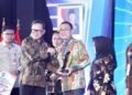 Bupati Tapsel Gus Irawan Pasaribu saat menerima penghargaan dari Mendagri Tito Karnavian. (IST)
