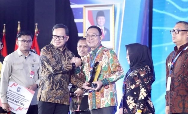 Bupati Tapsel Gus Irawan Pasaribu saat menerima penghargaan dari Mendagri Tito Karnavian. (IST)