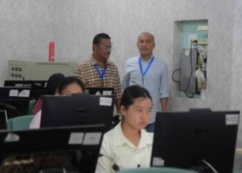 Rektor Unimed, Prof Dr Baharuddin ST MPd (kiri), saat meninjau langsung pelaksanaan hari pertama UTBK SNBT 2026, Selasa (21/04/2026). 