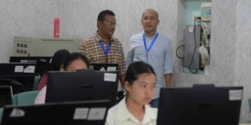 Rektor Unimed, Prof Dr Baharuddin ST MPd (kiri), saat meninjau langsung pelaksanaan hari pertama UTBK SNBT 2026, Selasa (21/04/2026). 