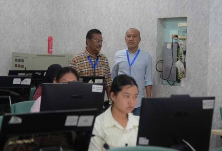 Rektor Unimed, Prof Dr Baharuddin ST MPd (kiri), saat meninjau langsung pelaksanaan hari pertama UTBK SNBT 2026, Selasa (21/04/2026). 