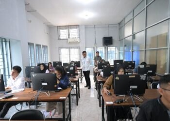 Rektor USU Prof Muryanto Amin memantau peserta ujian UTBK SNBT harp pertama di Kampus USU, Selasa (21/4/2026).
