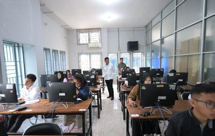 Rektor USU Prof Muryanto Amin memantau peserta ujian UTBK SNBT harp pertama di Kampus USU, Selasa (21/4/2026).