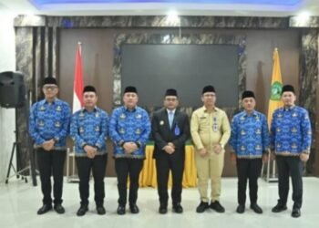 Wali Kota Padangsidimpuan Letnan Dalimunthe dan Sekda Rahmat Marzuki Nasution fhoto bersama kelima pejabat yang baru. (IST)