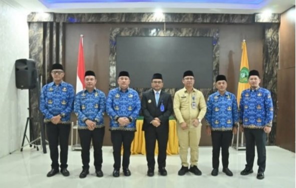 Wali Kota Padangsidimpuan Letnan Dalimunthe dan Sekda Rahmat Marzuki Nasution fhoto bersama kelima pejabat yang baru. (IST)