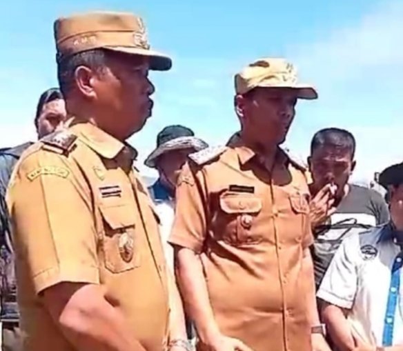 Wakil Bupati Toba Audi Murphy Sitorus bersama Camat Uluan Juni Hanmas Butarbutar dan rombongan saat survey lokasi tambang di Kec. Uluan. (IST)
