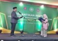 Rektor UMTS yang baru saat pelantikan. (IST)