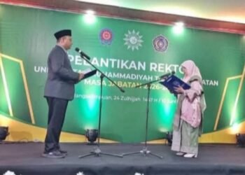 Rektor UMTS yang baru saat pelantikan. (IST)
