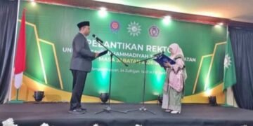 Rektor UMTS yang baru saat pelantikan. (IST)