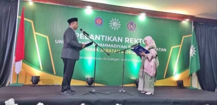 Rektor UMTS yang baru saat pelantikan. (IST)