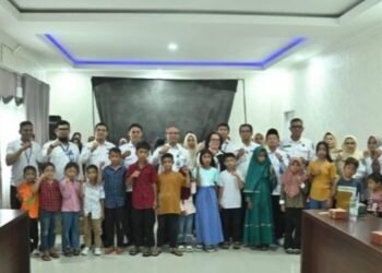 Sekda Kota Padangsidimpuan Rahmat Marzuki Nasution, Ketua Tim Kerja Anak Sentra Insyaf Medan, Lisbeth Lomban Gaol, foto bersama dengan 29 anak penerima bantuan Atensi Klaster Anak Kemensos RI. (IST)