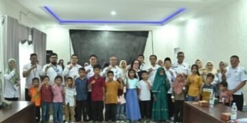 Sekda Kota Padangsidimpuan Rahmat Marzuki Nasution, Ketua Tim Kerja Anak Sentra Insyaf Medan, Lisbeth Lomban Gaol, foto bersama dengan 29 anak penerima bantuan Atensi Klaster Anak Kemensos RI. (IST)
