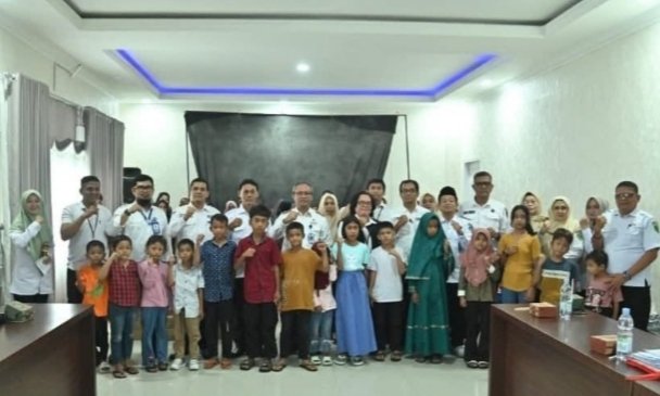 Sekda Kota Padangsidimpuan Rahmat Marzuki Nasution, Ketua Tim Kerja Anak Sentra Insyaf Medan, Lisbeth Lomban Gaol, foto bersama dengan 29 anak penerima bantuan Atensi Klaster Anak Kemensos RI. (IST)