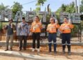 Ketua Bank Sampah Yamantab Damai Medrofa, Kepsek SMPN.1Bt Toru Panusunsn Harahap, Manager Community Relation Masder Muda, Senior Manager Prosessing Altur Tambunan dan Senior Suver Visor Environmental Assurance PT AR Randyka Nugraha saat meresmikan Pamanda Visual (Signage) Martabe Cocoa. (IST)