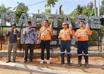 Ketua Bank Sampah Yamantab Damai Medrofa, Kepsek SMPN.1Bt Toru Panusunsn Harahap, Manager Community Relation Masder Muda, Senior Manager Prosessing  Altur Tambunan dan Senior Suver Visor Environmental Assurance PT AR  Randyka Nugraha saat meresmikan Pamanda Visual (Signage) Martabe Cocoa. (IST)