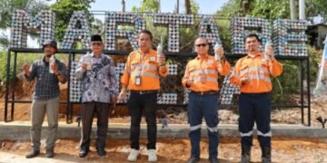 Ketua Bank Sampah Yamantab Damai Medrofa, Kepsek SMPN.1Bt Toru Panusunsn Harahap, Manager Community Relation Masder Muda, Senior Manager Prosessing  Altur Tambunan dan Senior Suver Visor Environmental Assurance PT AR  Randyka Nugraha saat meresmikan Pamanda Visual (Signage) Martabe Cocoa. (IST)