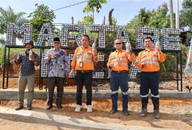 Ketua Bank Sampah Yamantab Damai Medrofa, Kepsek SMPN.1Bt Toru Panusunsn Harahap, Manager Community Relation Masder Muda, Senior Manager Prosessing  Altur Tambunan dan Senior Suver Visor Environmental Assurance PT AR  Randyka Nugraha saat meresmikan Pamanda Visual (Signage) Martabe Cocoa. (IST)