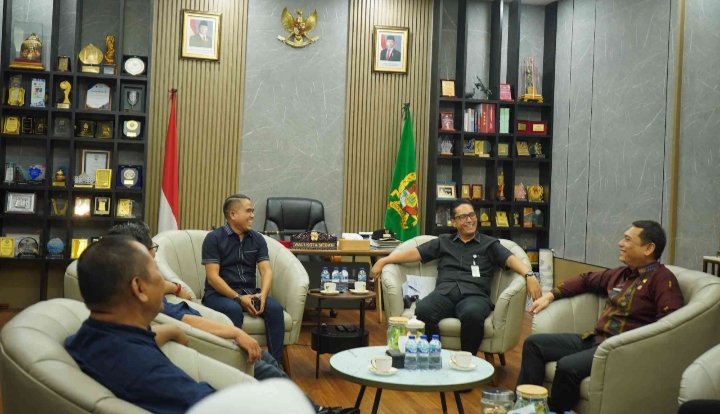 Wali Kota Medan Rico Tri Putra Bayu Waas menerima audiensi jajaran Pengurus Persatuan Wartawan Pemko Medan (PWPM) periode 2026–2029 di Rumah Dinas Wali Kota Medan, Jumat (10/7/2026). (Ist)