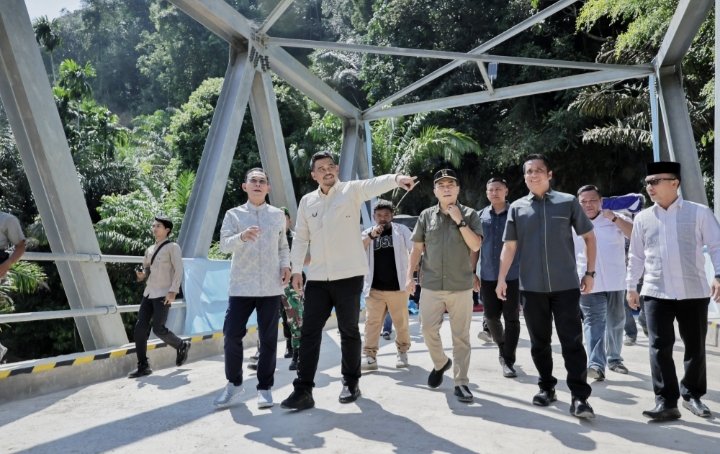Gubernur Sumatera Utara (Sumut) Muhammad Bobby Nasution meresmikan Jembatan Aek Sipange di Kecamatan Aek Bilah, Kabupaten Tapanuli Selatan, baru-baru ini. (Dok)