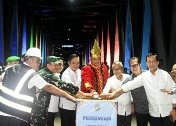 Gubernur Sumatera Utara (Sumut) Muhammad Bobby Afif Nasution  meresmikan Jembatan Idano Noyo di Kecamatan Mandrehe, Kabupaten Nias Barat, Baru-baru ini. (Dok)
