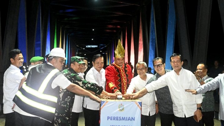 Gubernur Sumatera Utara (Sumut) Muhammad Bobby Afif Nasution  meresmikan Jembatan Idano Noyo di Kecamatan Mandrehe, Kabupaten Nias Barat, Baru-baru ini. (Dok)