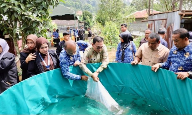 Bupati Tapsel Gus irawan Pasaribu didampingi Kadis Perikanan Saiful AP.Nasution melepas bibit ikan lele ke kolam bundar di desa situmba Sipirok. (IST)