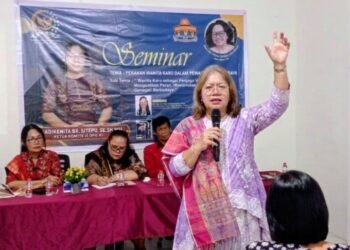 Ketua KP2 RI sekaligus Ketua Komite II DPD RI, Dr Badikenita Sitepu, SE MM yang menjadi keynote speaker dalam seminar Peranan Wanita aro dallas Pewarisan Budaya. (IST)