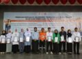 Kuasa Direksi PT.AR Rahmat Lubis, Kadis Pendidikan Tapsel Eftisa Yanti Pakpahan (tengah) foto bersana dengan penerima piagam penghargaan beasiswa mertabe prestasi. (IST)