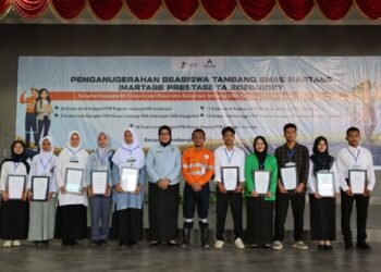 Kuasa Direksi PT.AR Rahmat Lubis, Kadis Pendidikan Tapsel Eftisa Yanti Pakpahan (tengah) foto bersana dengan penerima piagam penghargaan beasiswa mertabe prestasi. (IST)
