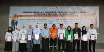 Kuasa Direksi PT.AR Rahmat Lubis, Kadis Pendidikan Tapsel Eftisa Yanti Pakpahan (tengah) foto bersana dengan penerima piagam penghargaan beasiswa mertabe prestasi. (IST)